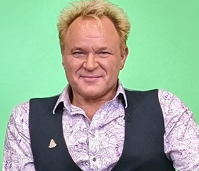 Mik Scarlett Wallace